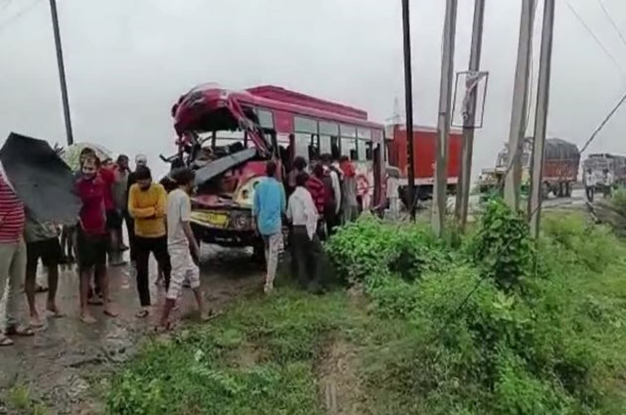 Madhya Pradesh: यात्रियों से भरी बस और ट्रक के बीच हुई जोरदार भिड़ंत, दो दर्जन से ज्यादा लोग घायल