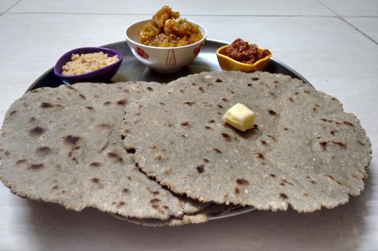 Bajra Garlic Roti Recipe: बाजरा गार्लिक रोटी वजन घटाने में बेहद कारगर, इसे कैसे बनाते हैं यहां जानें आसान विधि