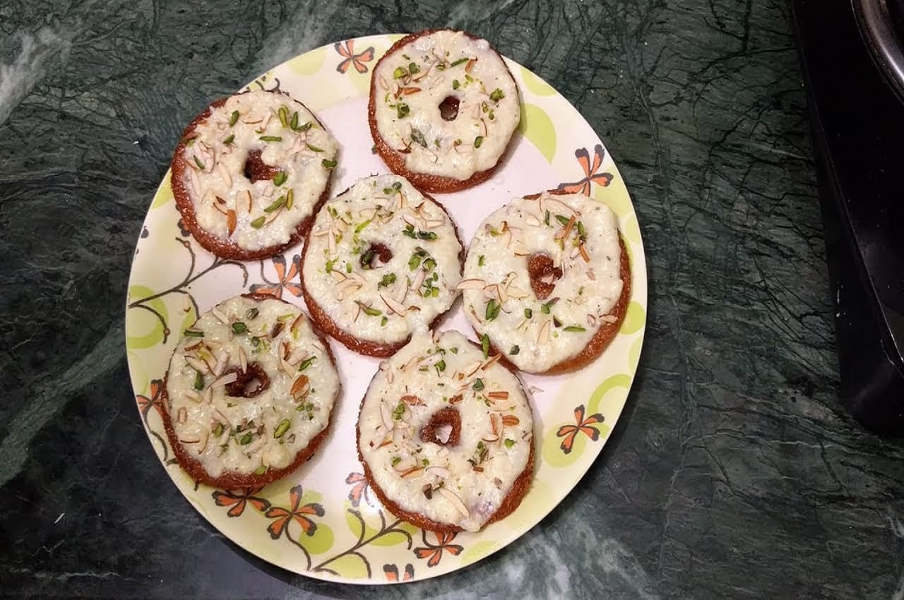 Bread Ghever: स्वाद में दिलचस्प लगता है ब्रेड घेवर, घर पर चुटकियों में ऐसे करें तैयार