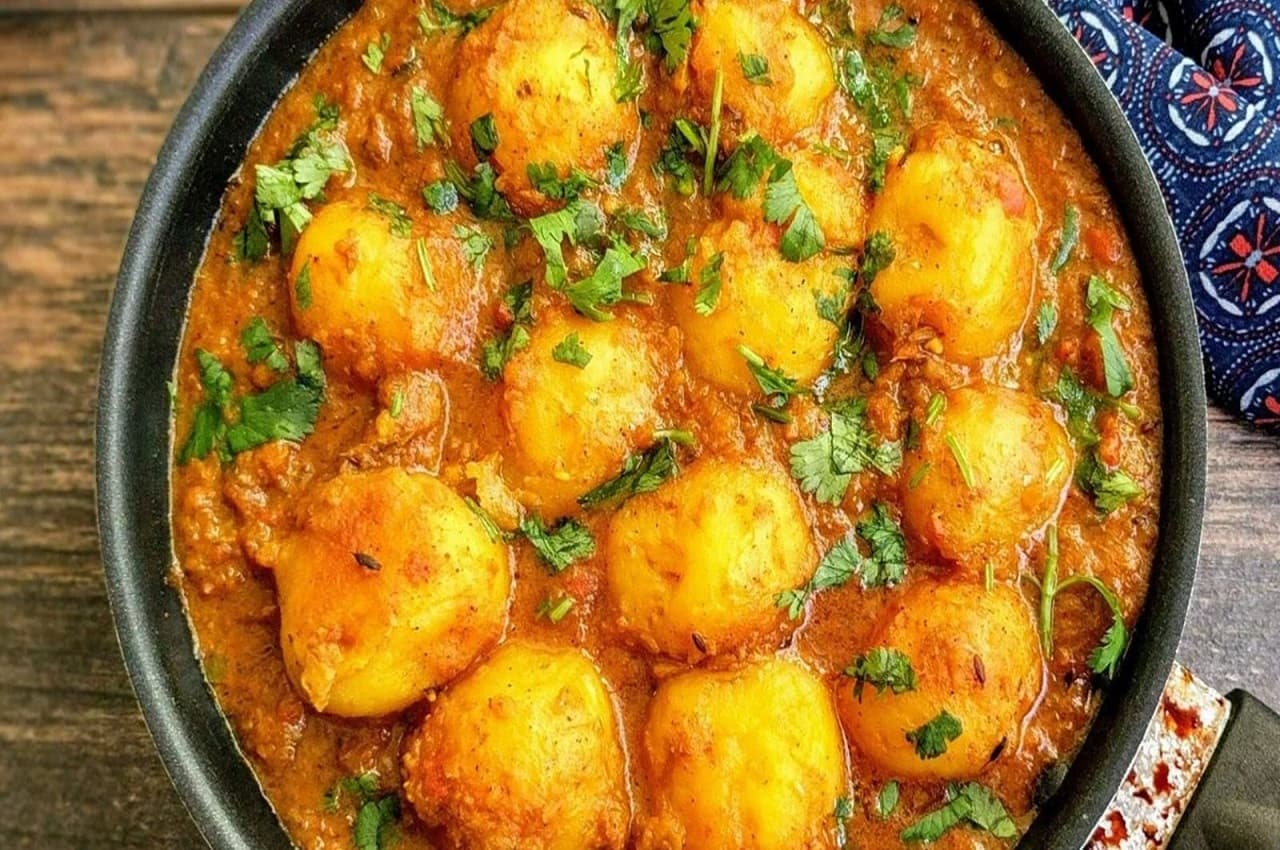 Lucknowi Dum Aloo Recipe: अचानक घर पर आ गए हैं मेहमान? तो झटपट बनाएं स्वाद में दमदार लखनवी दम आलू