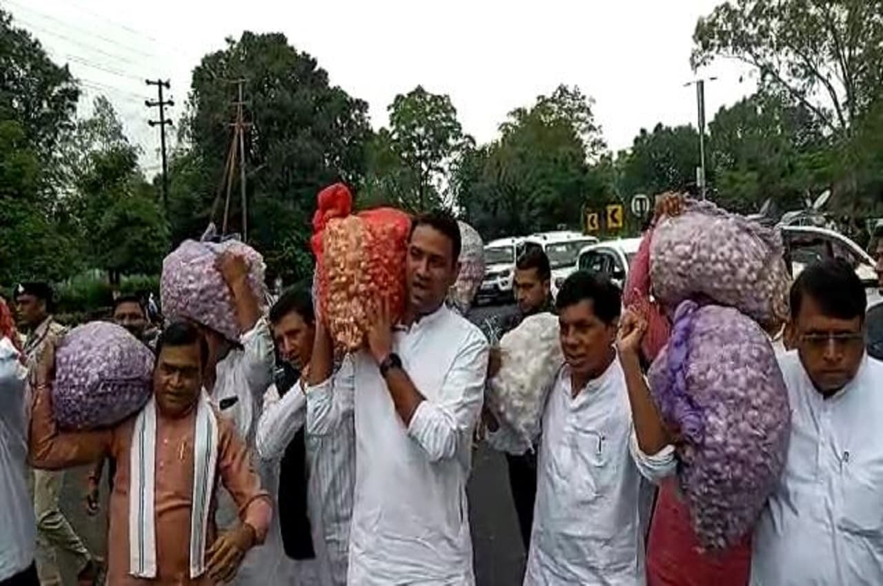 Madhya Pradesh: कंधे पर लहसुन की बोरियां लेकर विधानसभा पहुंचे कांग्रेस विधायक, किया जमकर हंगामा