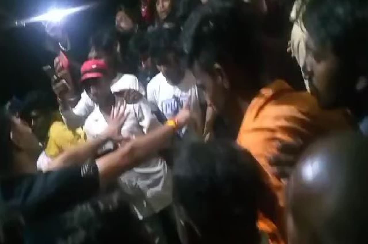 MP: पंचायत भवन में लड़की के साथ रंगरलियां मना रहा था सहायक सचिव, भनक लगते ही ग्रामीणों ने काट दिया बवाल