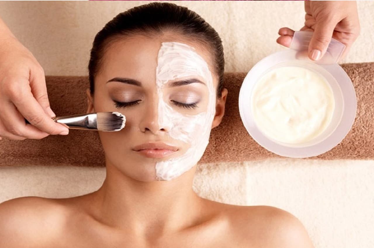 How To Get Youthful Skin: सिर्फ 2 चम्मच दही में मिलाकर बनाएं ये खास फेस पैक, उम्र से 10 साल छोटी दिखने लगेंगी