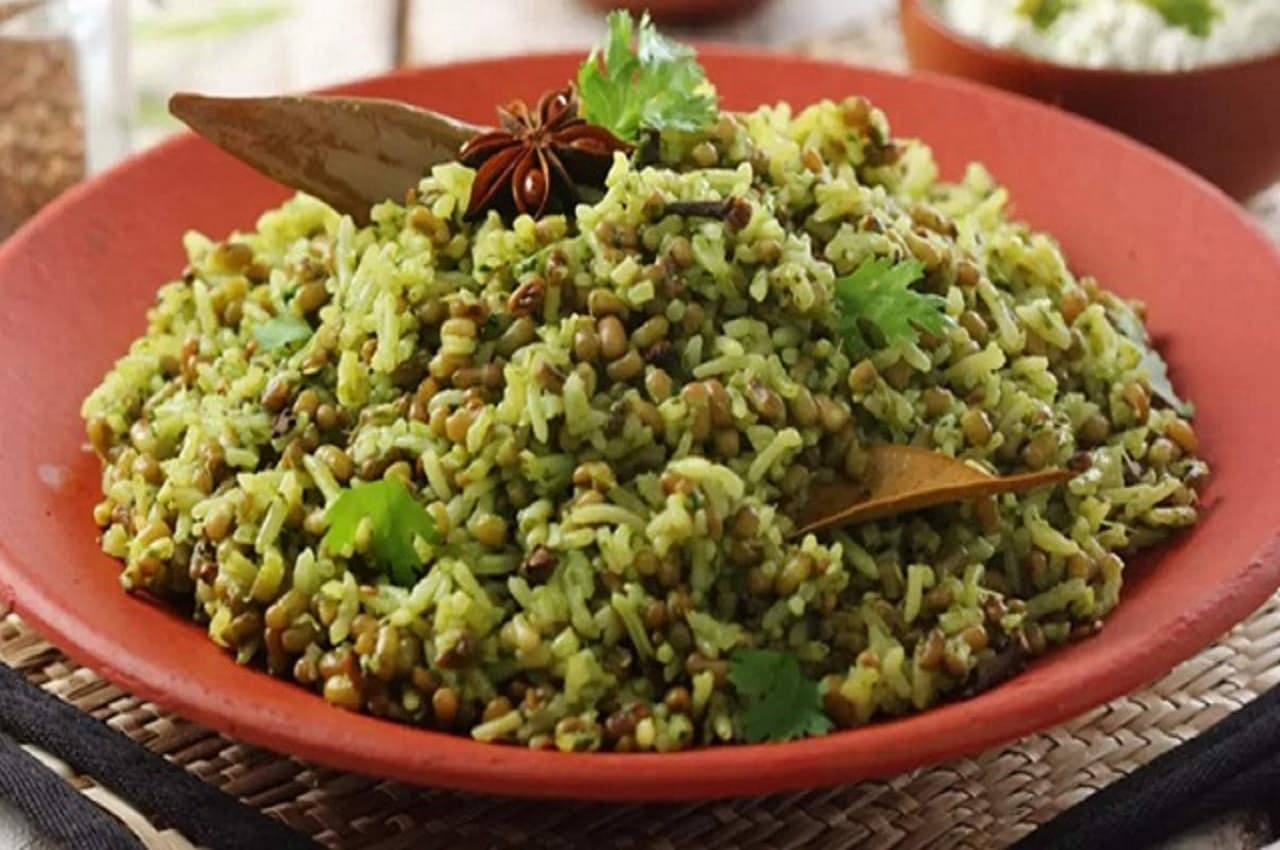 Hariyali Mataki Khichdi Recipe: साधारण खिचड़ी देखते ही मुंह बन जाता है? तो ट्राई करें स्वादिष्ट हरियाली मटकी खिचड़ी, जानें रेसिपी