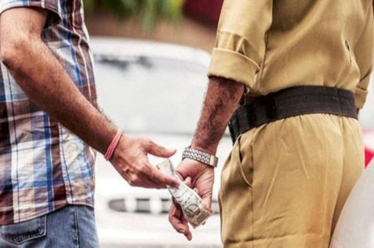 MP: लोकायुक्त पुलिस की बड़ी कार्रवाई, रिश्वत लेते रंगे हाथों पकड़ा गया ASI