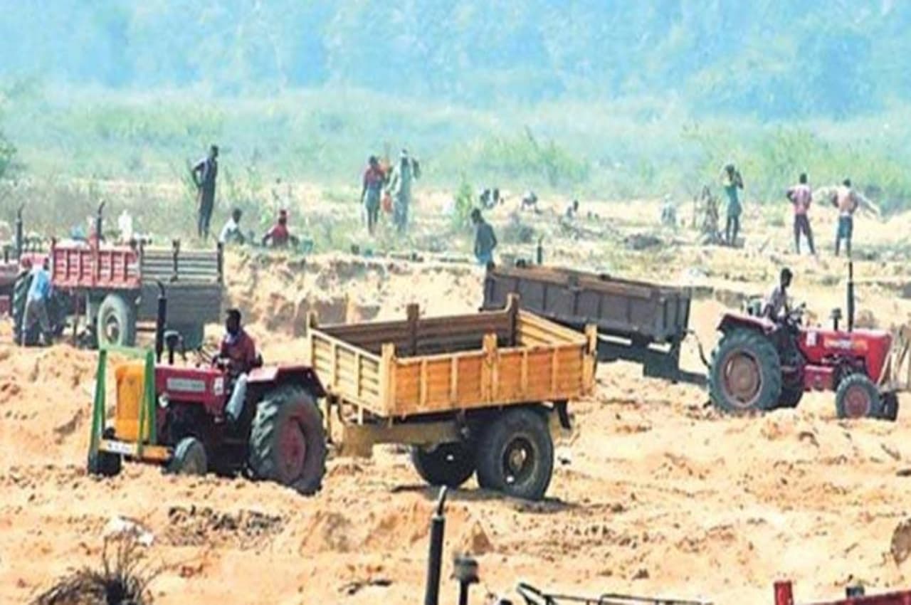 Agra News: एनकाउंटर में खनन माफिया को लगी गोलियां, 4 सिपाहियों ने खून देकर बचाई उसकी जान