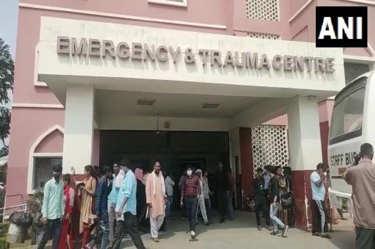 Aligarh News: अलीगढ़ की मीट फैक्ट्री में अमोनिया गैस का रिसाव, 65 लोग बेहोश, जिले में मच हड़कंप