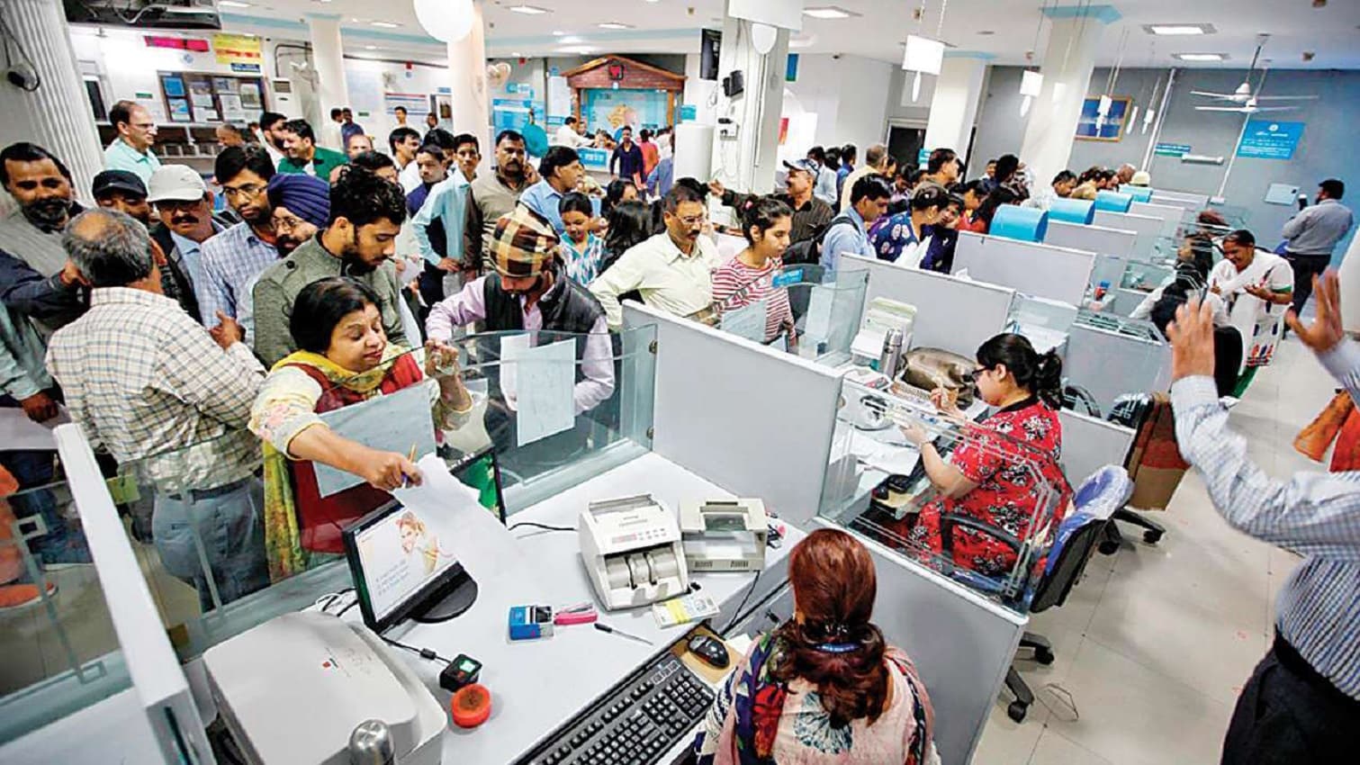 Bank Customers: अच्छी खबर! आज से इस बैंक ने हटाया अपनी 25 सर्विस का चार्ज, अब ये सेवाएं मिलेंगे मुफ्त