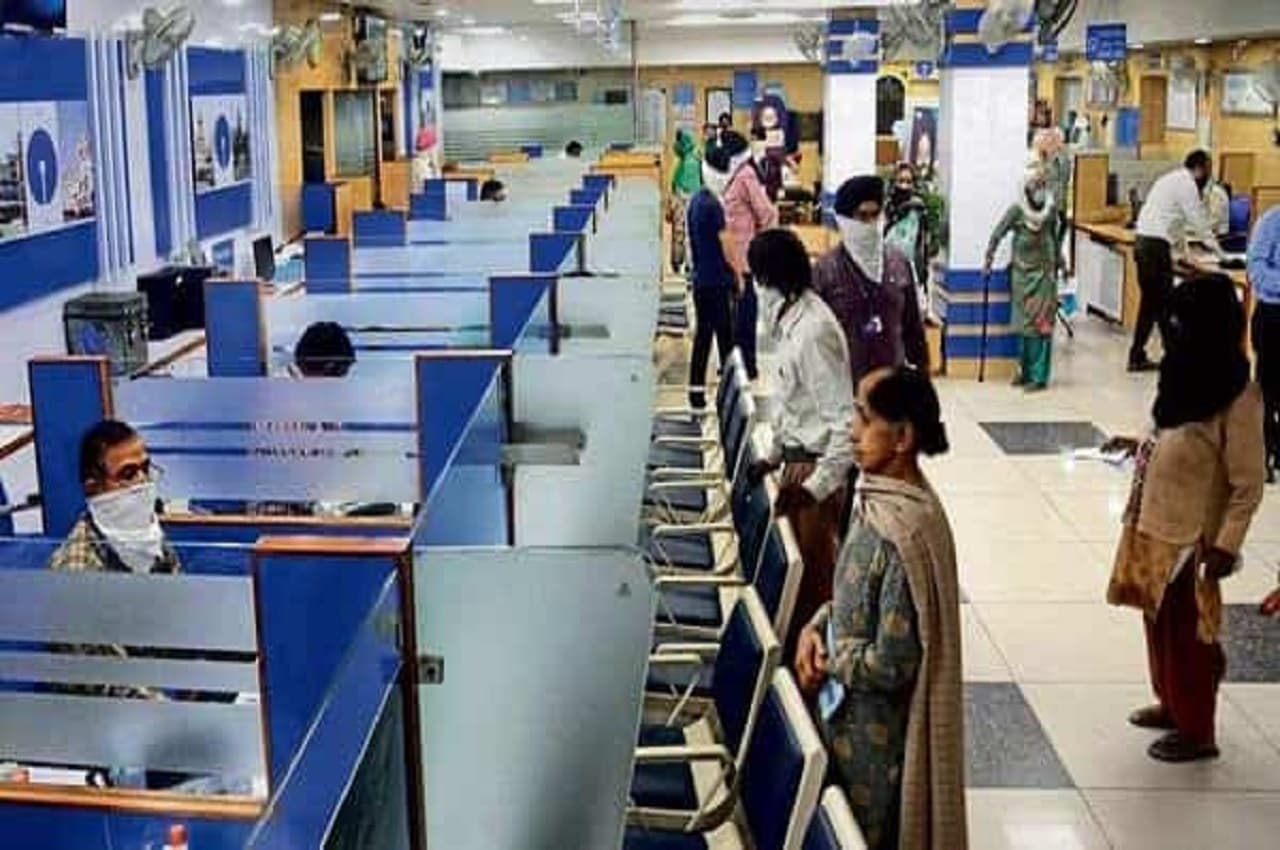 Bank Deduct Money: अब सेविंग खातों से इस बैंक ने काटे रुपये! जानें- क्यों हो रही है ये डिडक्शन