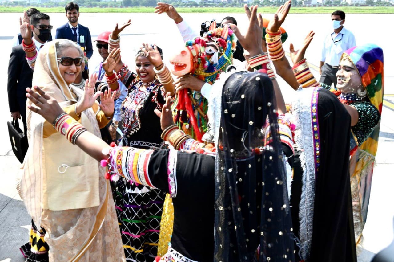 बांग्लादेश PM शेख हसीना ने जयपुर एयरपोर्ट पर लोक कलाकारों के साथ किया डांस, देखें वीडियो