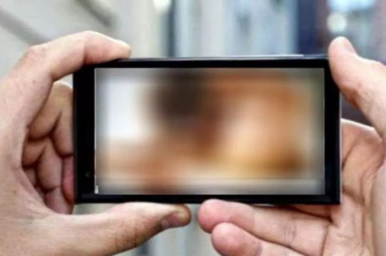 70 छात्राओं के न्यूड वीडियो व्हाट्सऐप पर वायरल; खुद को पुलिस वाला बता धमकाता आरोपी