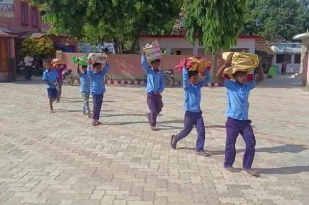 Bihar News: सरकारी ऑफिस से स्कूल तक सिर पर किताब ढोकर ले गए छात्र, हेडमास्टर सस्पेंड