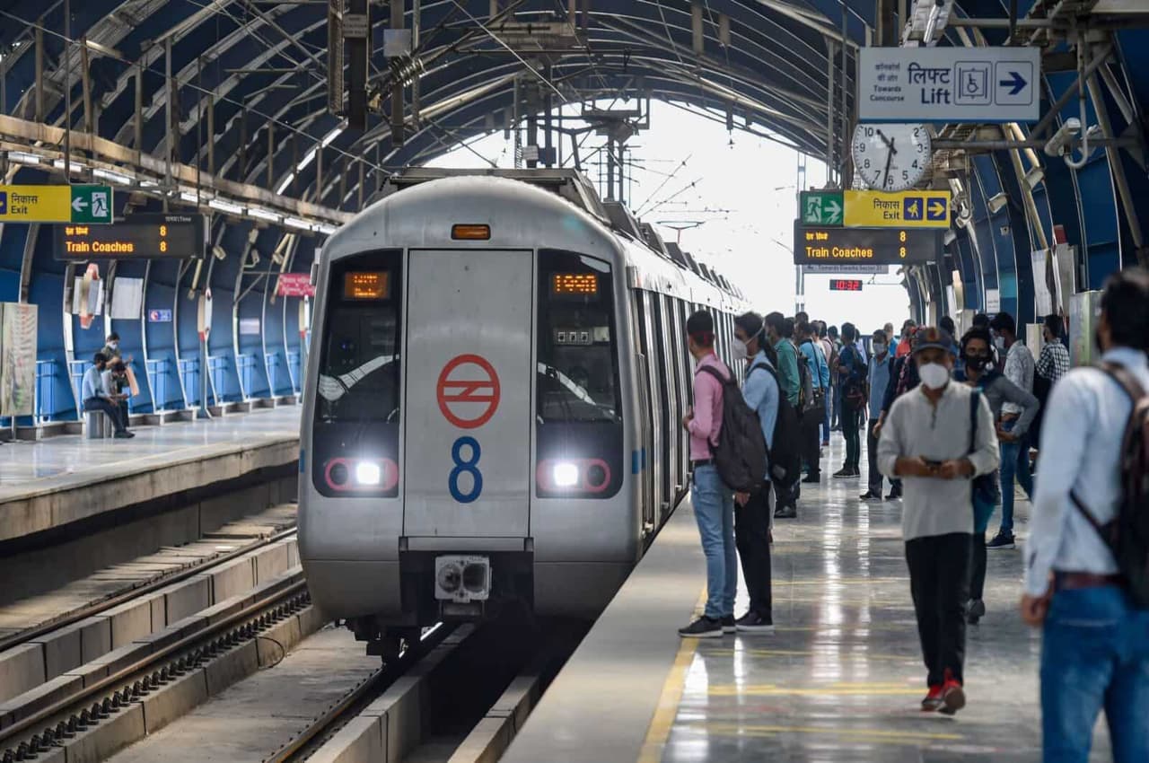 Noida News: गोल्फ कोर्स स्टेशन पर मेट्रो के आगे कूद कर युवक ने जान दी, पुलिस खोज रही बड़ा कारण