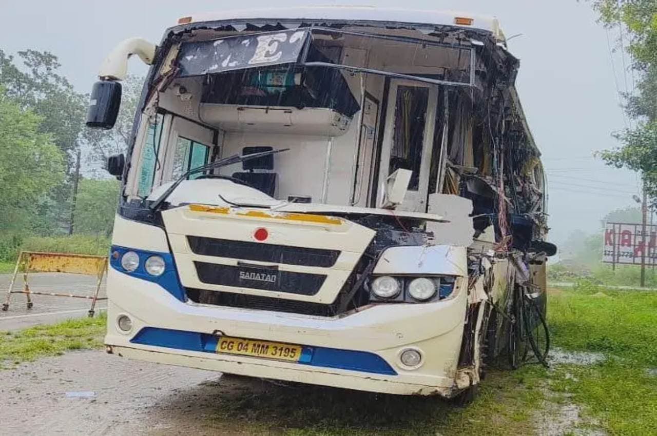 Chhattisgarh: कोरबा में तेज रफ्तार बस ने खड़े ट्रेलर को मारी टक्कर, मौके पर 7 की मौत, सीएम भूपेश ने जताया दुख