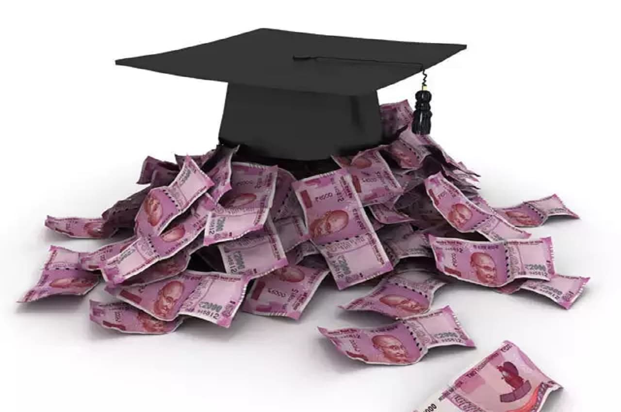 Zero Balance होने के बावजूद निकालें 10,000 रुपये, जानिए पीएम जन धन खाताधारकों को मिलने वाले फायदे