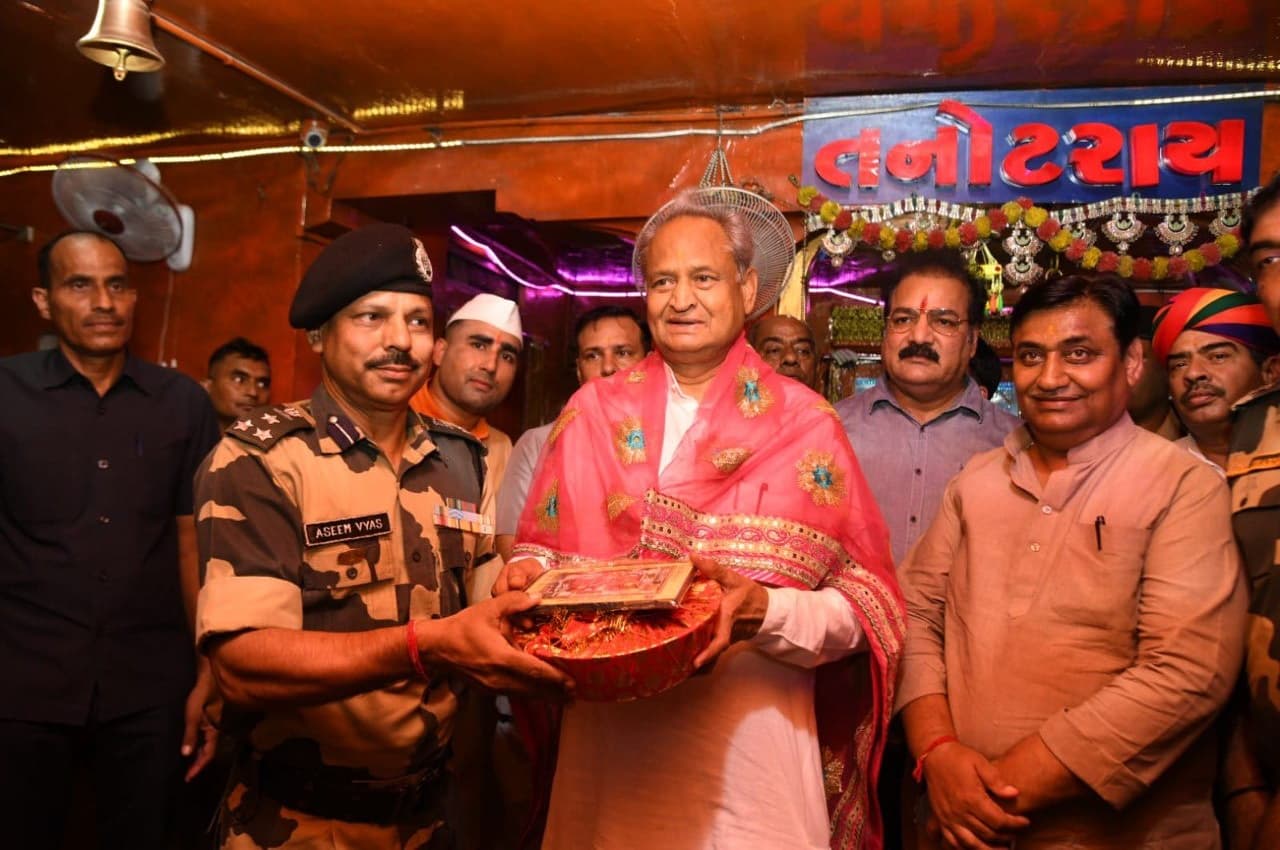 Rajasthan: सीएम पद की उठापटक के बीच अशोक गहलोत पहुंचे जैसलमेर, तनोट माता से लिया आशीर्वाद