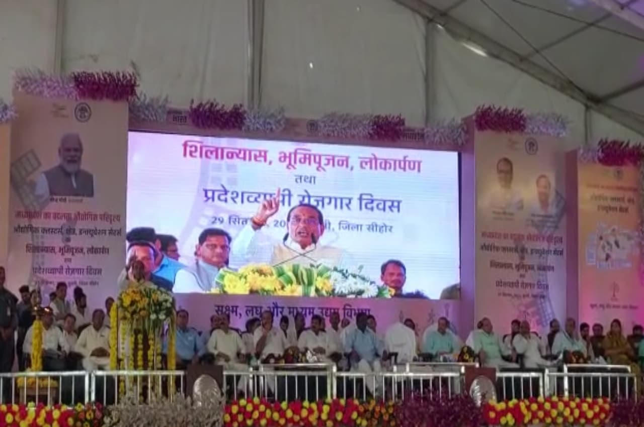 MP News: सीएम शिवराज ने किया करोड़ों की लागत से उद्योगों का शिलान्यास, कहा- अब हजारों युवाओं को मिलेगा रोजागर