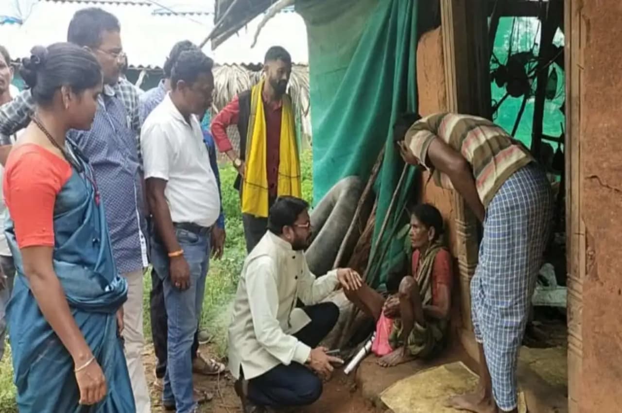 Chhattisgarh: तंगी से कुटिया में जूझ रही वृद्धा को 24 घंटों में मिली राहत, दिनभर लगा रहा मदद करने वालों का तांता