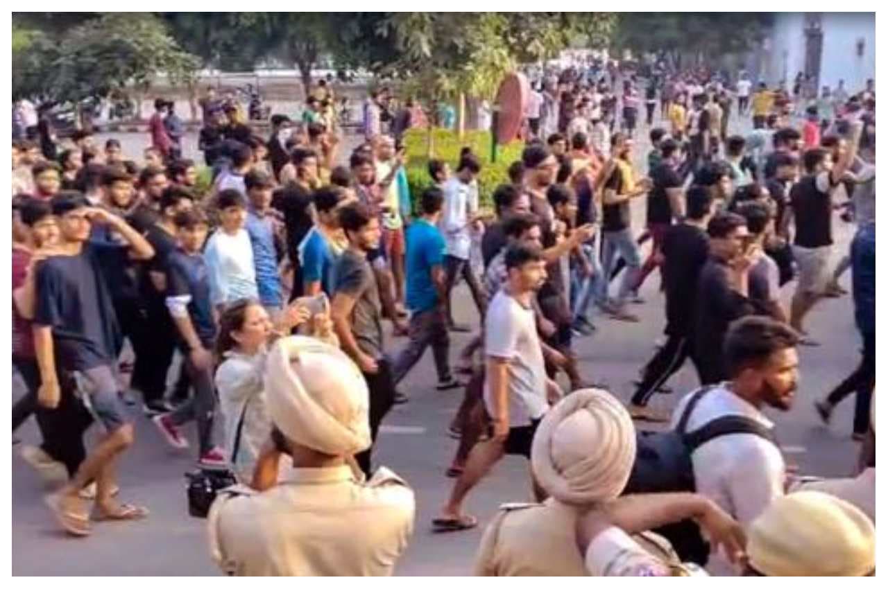 Chandigarh University: मांगे मानने के बाद स्टूडेंट्स का प्रोटेस्ट खत्म, कैंपस किया गया बंद