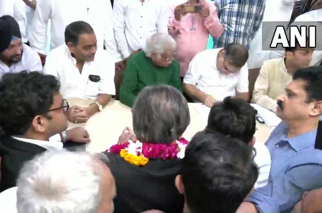 Congress President Election: शशि थरूर के बाद मल्लिकार्जुन खड़गे ने दाखिल किया नामांकन, रेस से बाहर हुए दिग्विजय