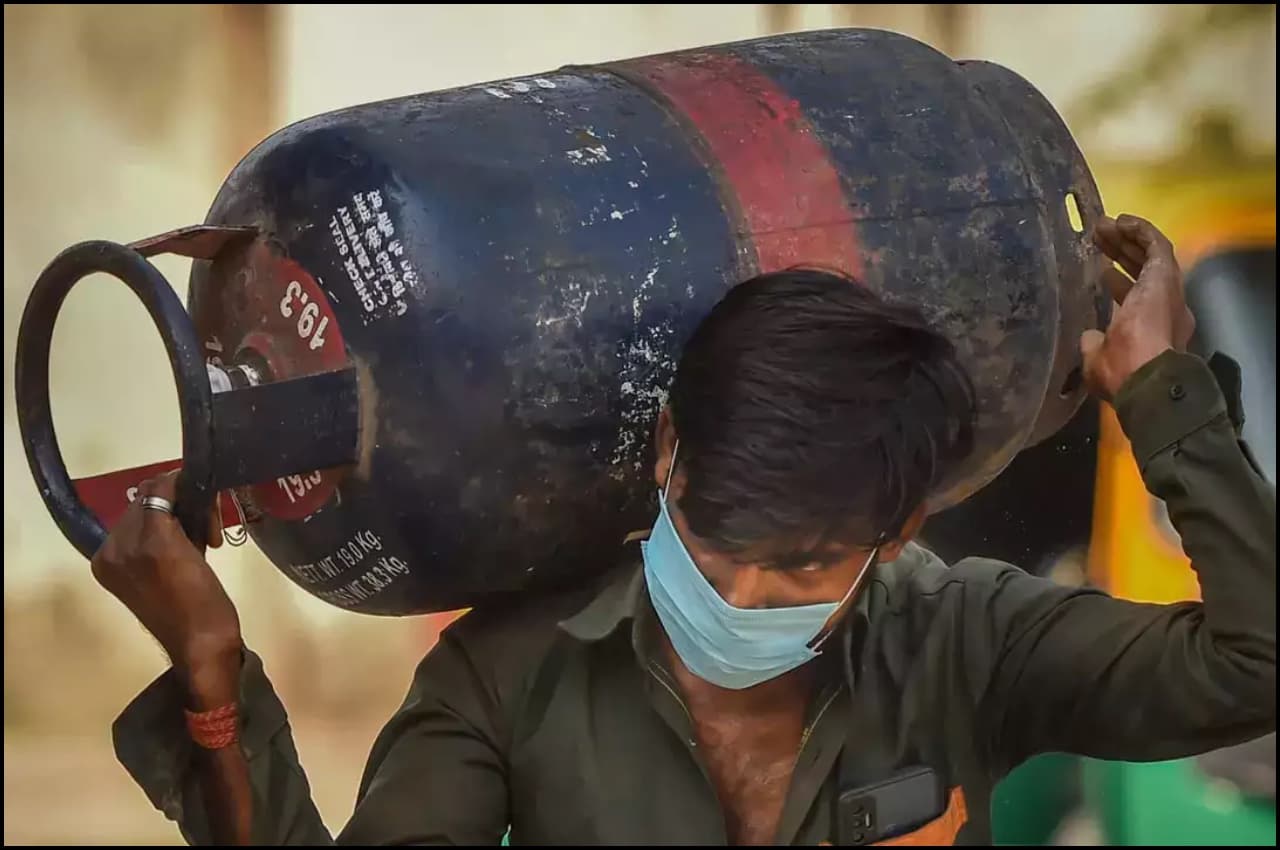 राहत! गैस सिलेंडर के दामों में बड़ी गिरावट, जानें क्या होगी नई कीमत?