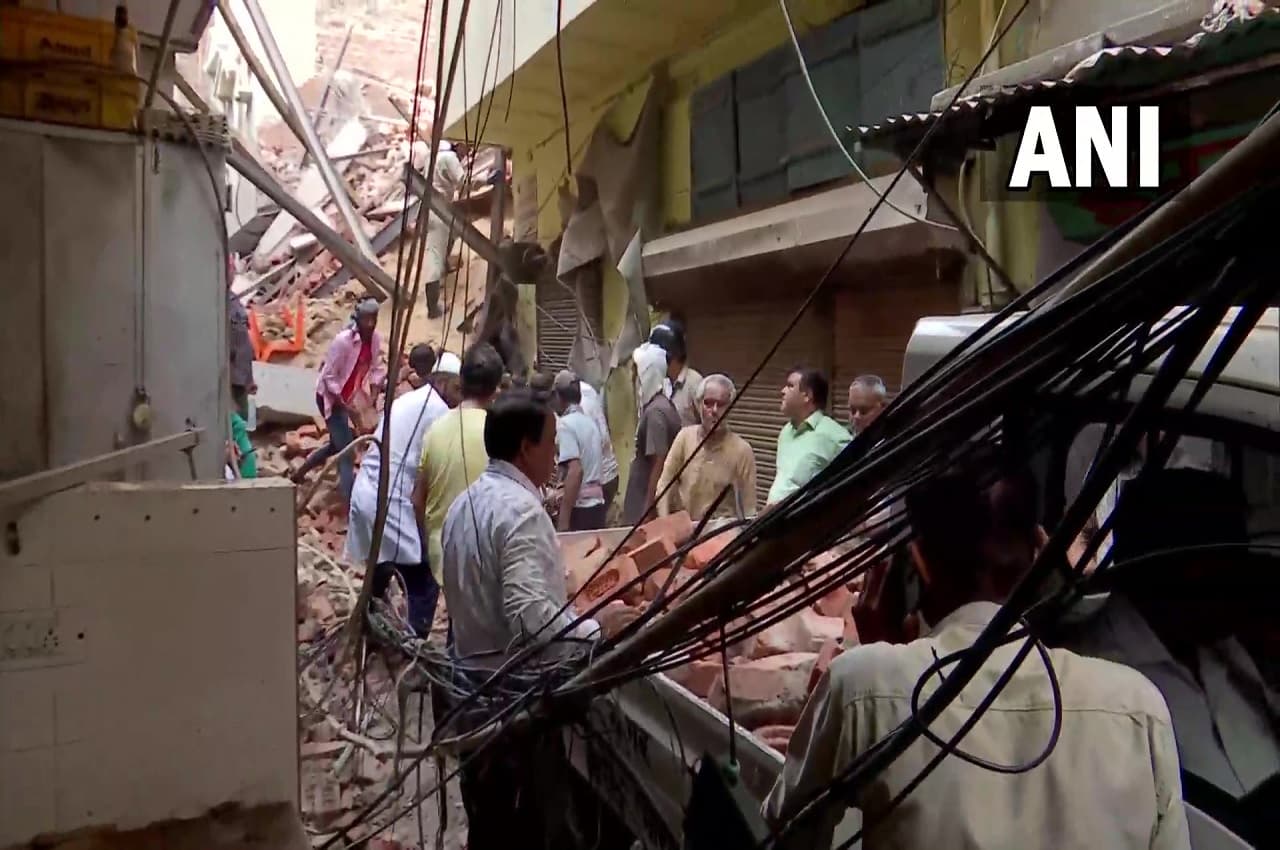 Delhi: आजाद मार्केट इलाके में निर्माणाधीन 4 मंजिला इमारत गिरी, राहत बचाव कार्य जारी