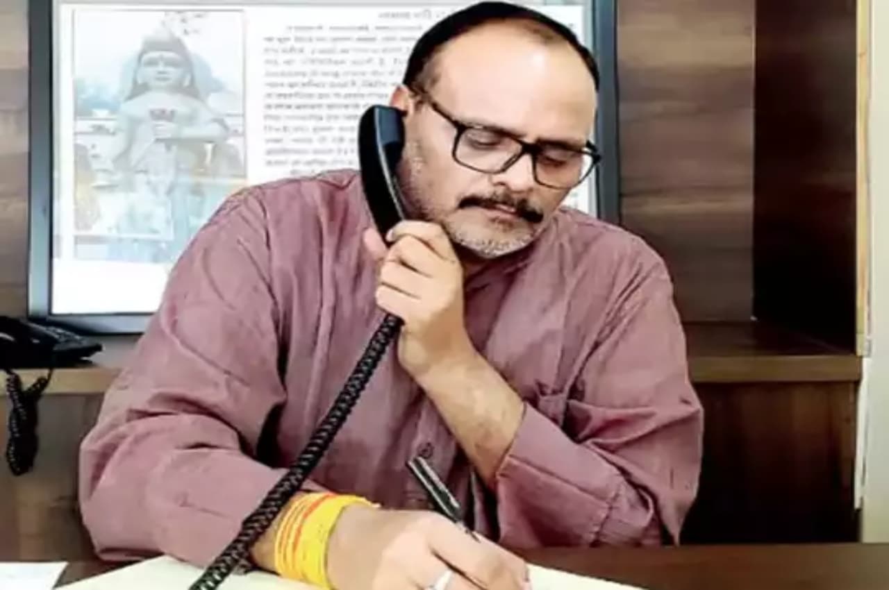 बिना ऑफिस आए 6 महीने तक सेलरी लेती रही डिप्टी CMO, मामला सामने आती ही डिप्टी CM ने किया निलंबित