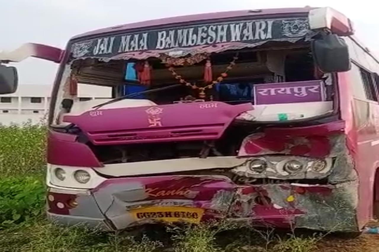 Chhattisgarh : धमतरी में दर्दनाक हादसा, तेज रफ्तार बस ने मारी बाइक को जोरदार टक्कर, मौके पर 3 की मौत