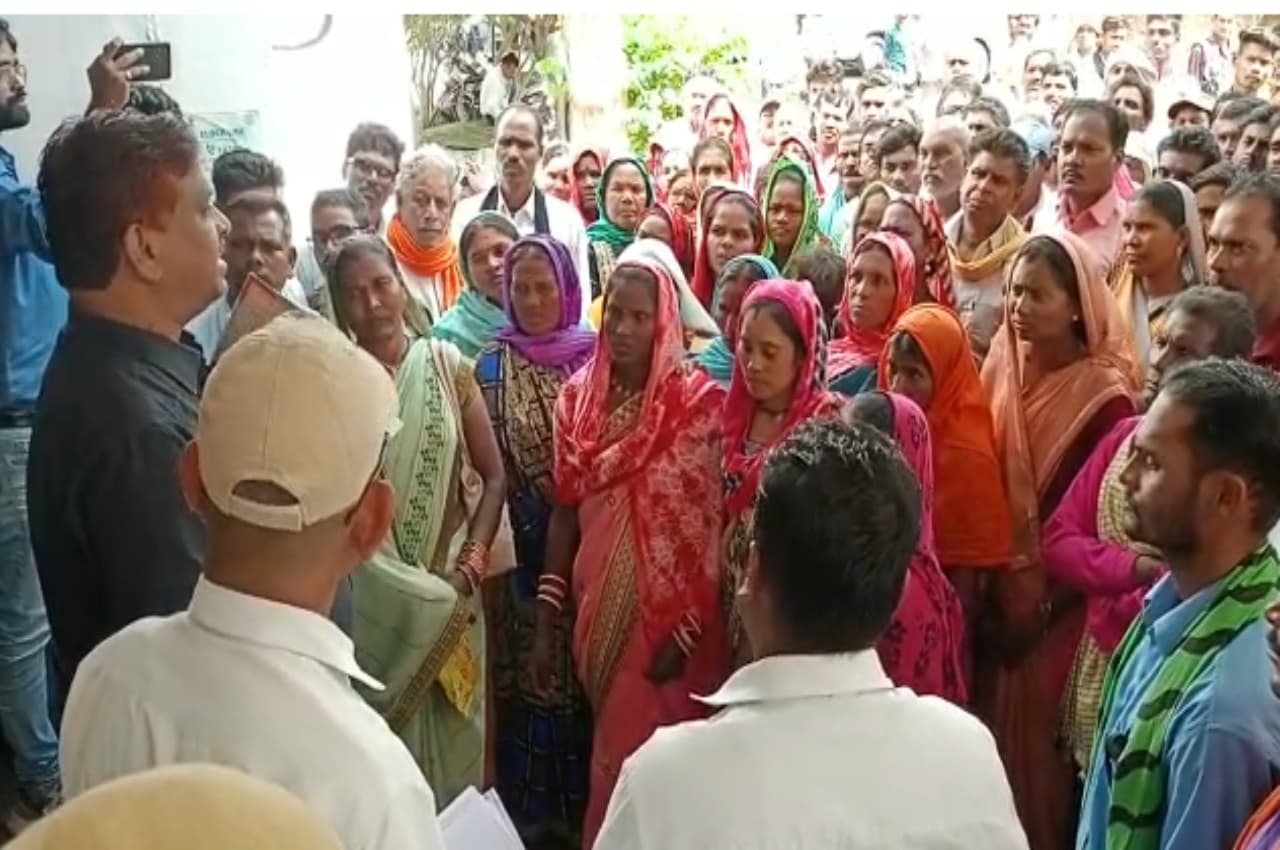 CG News: डुंडेरा को नई तहसील लालबहादुर नगर में शामिल करने का विरोध शुरू, कलेक्टोरेट का किया घेराव