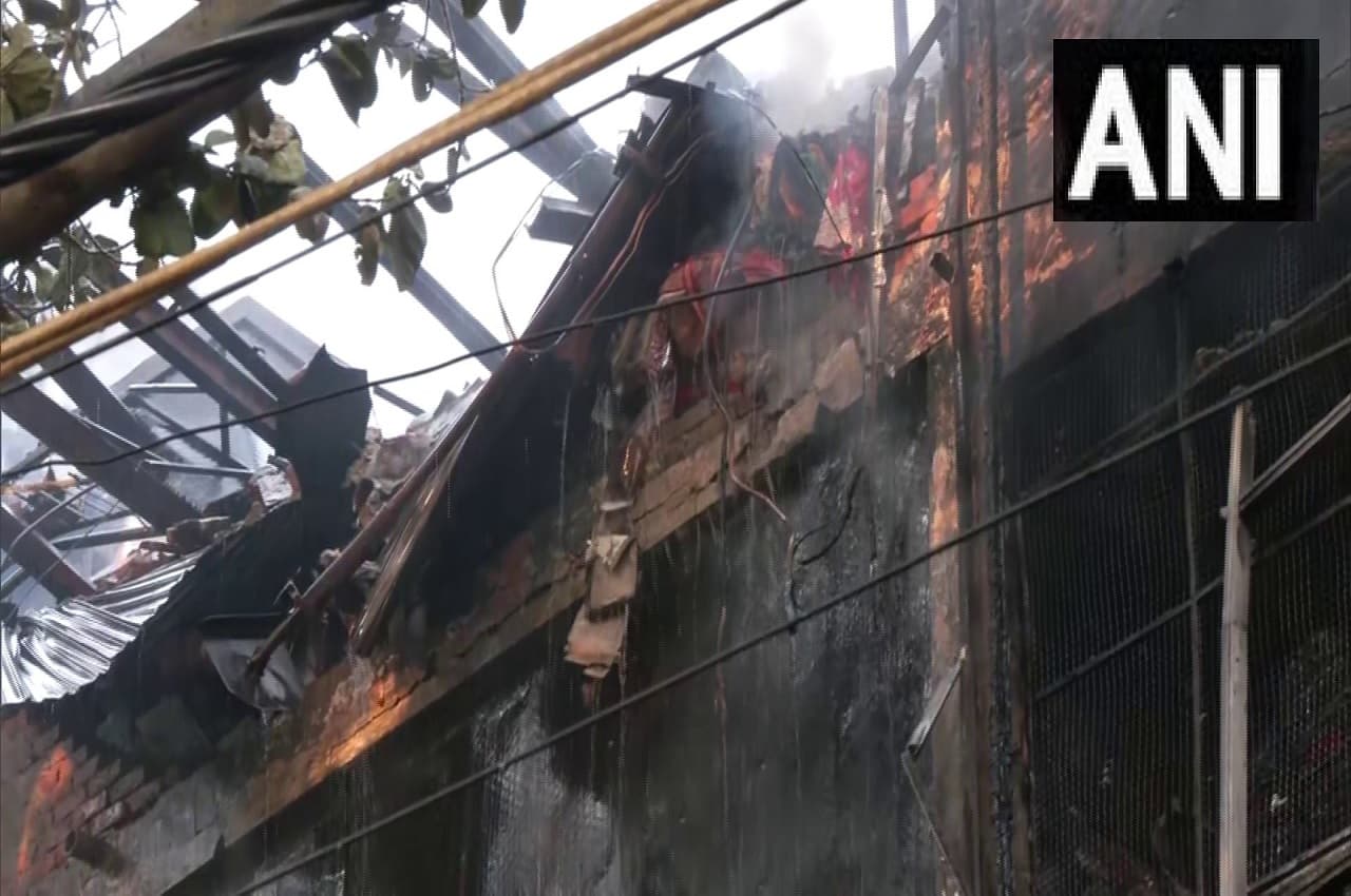 Fire in Delhi: चांदनी चौक मेट्रो स्टेशन के पास कपड़ों के गोदाम में लगी आग, लाखों का माल जलकर खाक