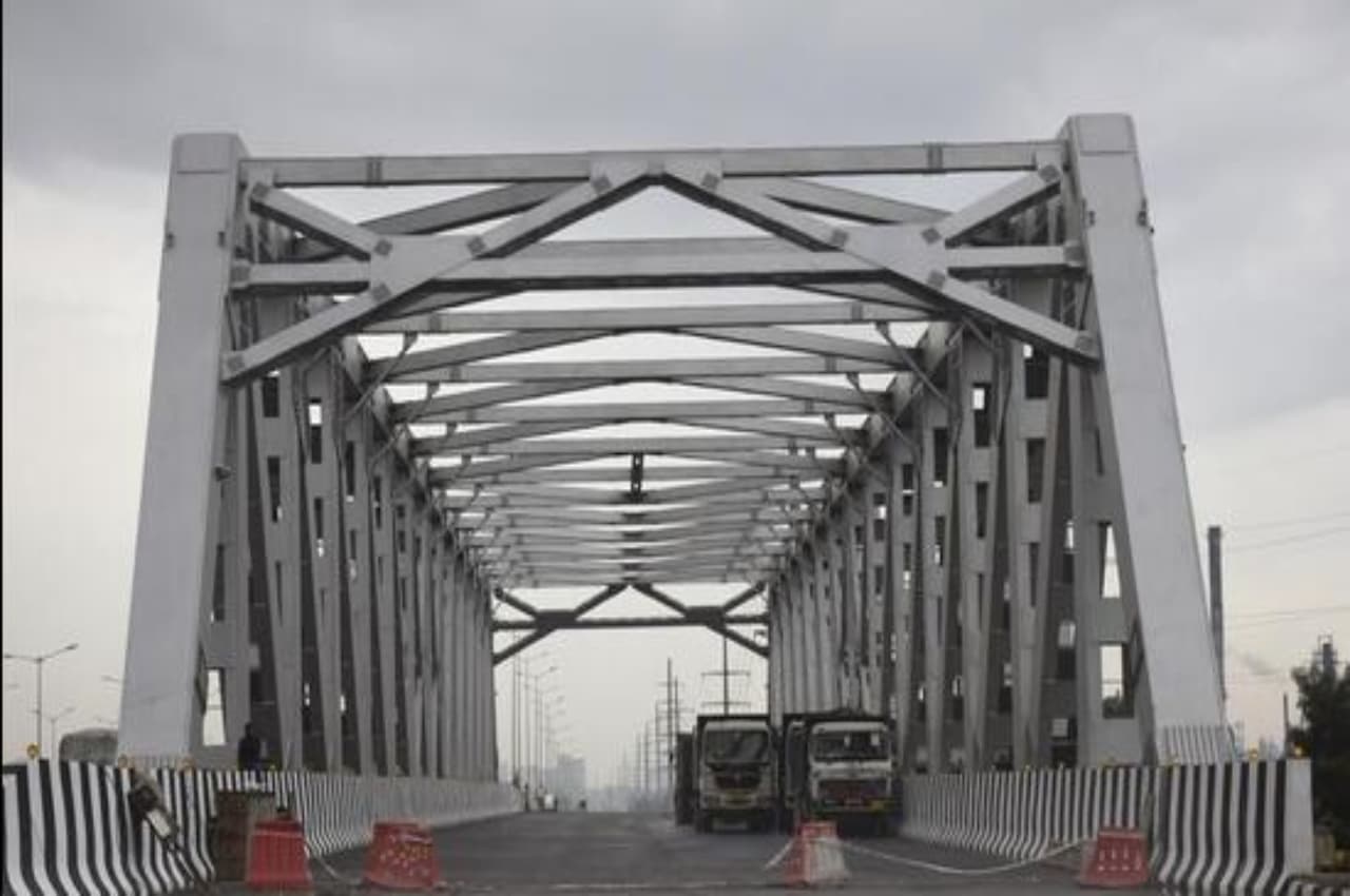 Ghaziabad News: दिल्ली-मेरठ एक्सप्रेसवे पर रेलवे ओवर ब्रिज टेस्टिंग के बाद तैयार, अब 16 लेन पर भरें फर्राटा