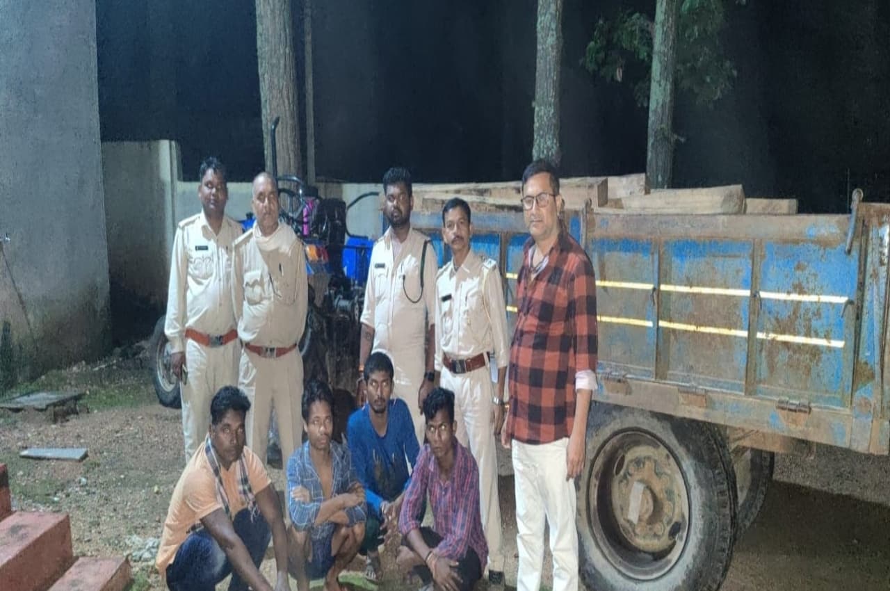 Chhattisgarh: पुलिस के हत्थे चढ़े 4 तस्कर, 55 नग साल की लकड़ी जब्त, लाखों में है कीमत