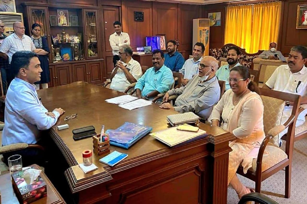 गोवा में कांग्रेस को लग सकता है बड़ा झटका, BJP में शामिल हो सकते हैं 8 विधायक