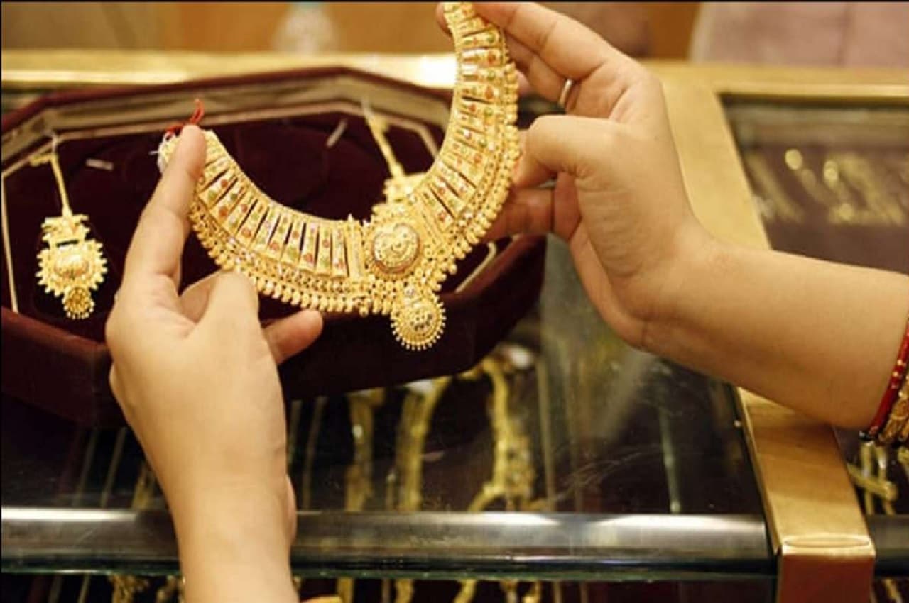 Gold Price Today, 3 March 2023: सस्ता सोना खरीदने का बढ़ियां मौका! दिल्ली-मुंबई-लखनऊ से इंदौर तक ये रहा रेट