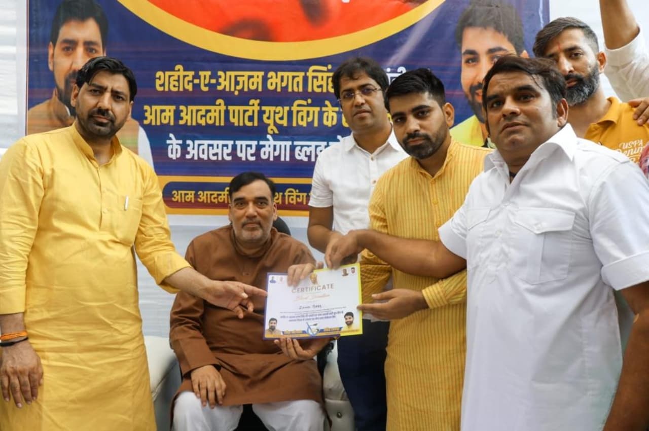 AAP के यूथ विंग ने पार्टी मुख्यालय पर रक्तदान शिविर का किया आयोजन, कैबिनेट मंत्री गोपाल राय ने किया शुभारंभ