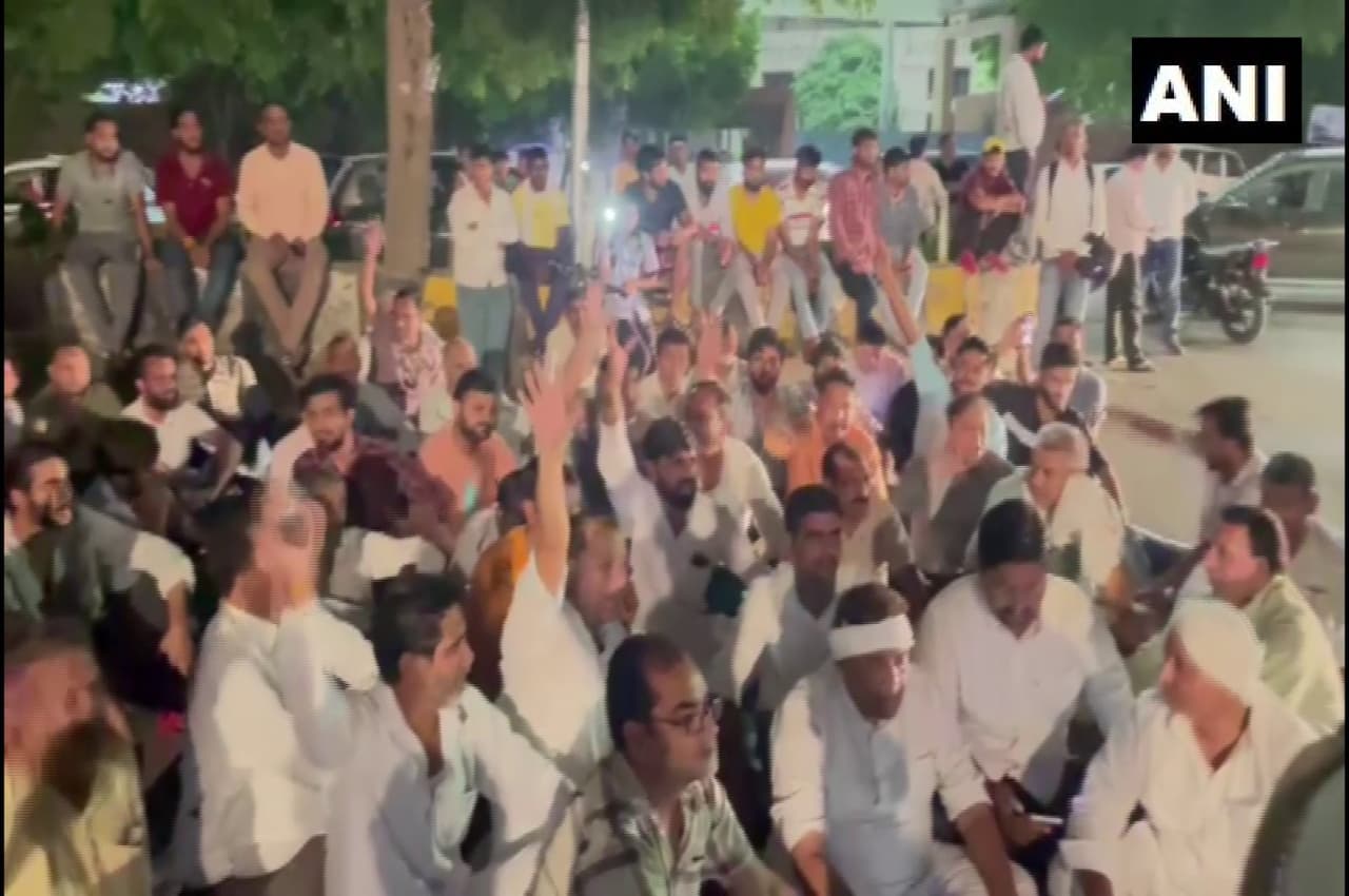 Shrikant Tyagi Case: सोसायटी में चल रहा है त्यागी समाज का धरना, रैपिड एक्शन फोर्स तैनात