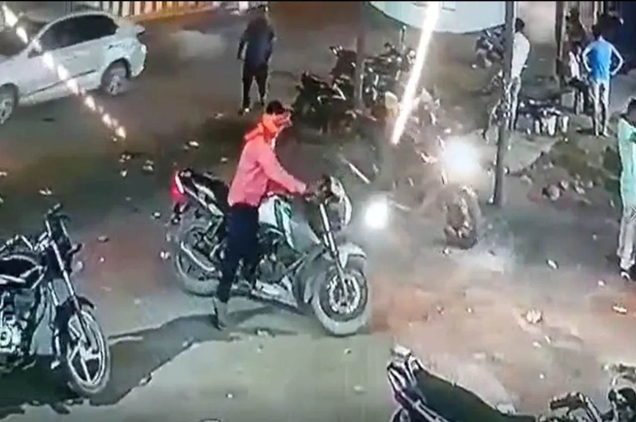 MP: शराब पीना पड़ा युवक को भारी, Master Key लगाकर चोर ले उड़ा महंगी बाइक