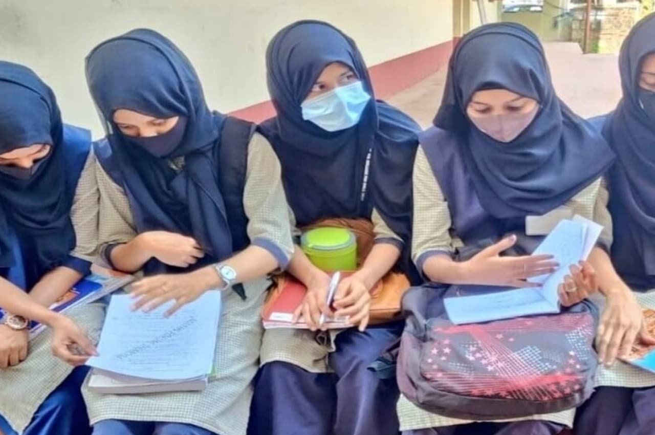 Hijab Ban Row: 'PFI से प्रभावित होकर हिजाब पहनने की मांग कर रही हैं छात्राएं', कर्नाटक सरकार ने सुप्रीम कोर्ट को बताया