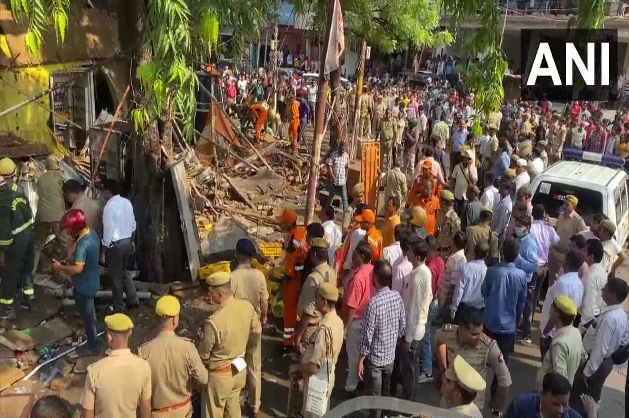 Prayagraj: बारिश में गिरा मकान, 4 की दर्दनाक मौत पर CM योगी ने दुख जताते हुए किया ये ऐलान