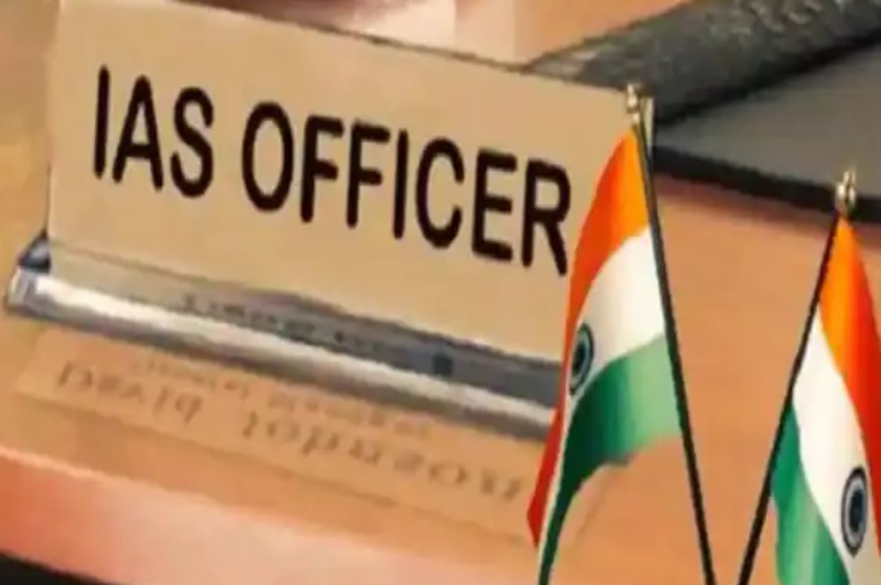 IAS Transfer In UP: 10 डीएम समेत 14 IAS के तबादले, एक IPS भी हटाए, जानें कौन-कहां गया