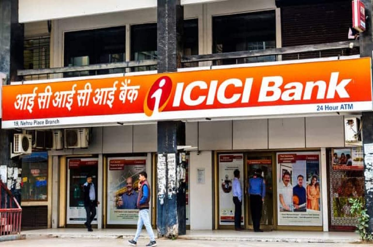ICICI बैंक का क्रेडिट कार्ड चलाने वाले हो जाएं सावधान! 20 अक्टूबर से शुरू हो रही एक नई सर्विस के लिए लगेगा 1% चार्ज