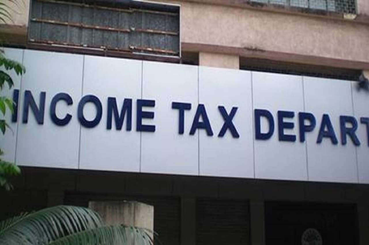 Income Tax Raid: टैक्स चोरी पर आयकर विभाग का ताबड़तोड़ एक्शन, देश के 100 ठिकानों में रेड