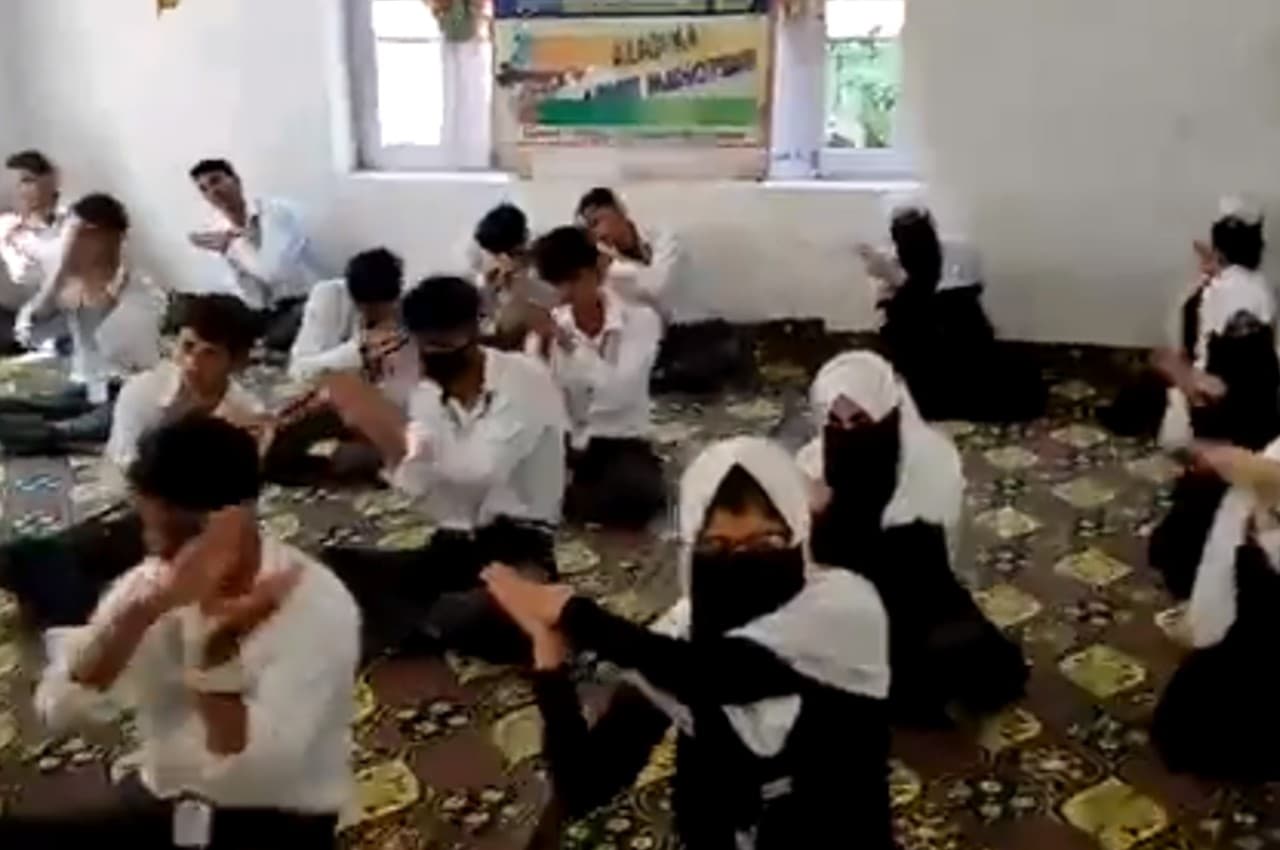 इस्लामिक संगठन ने जम्मू-कश्मीर के स्कूलों में भजन, सूर्य नमस्कार पर प्रतिबंध लगाने की मांग की
