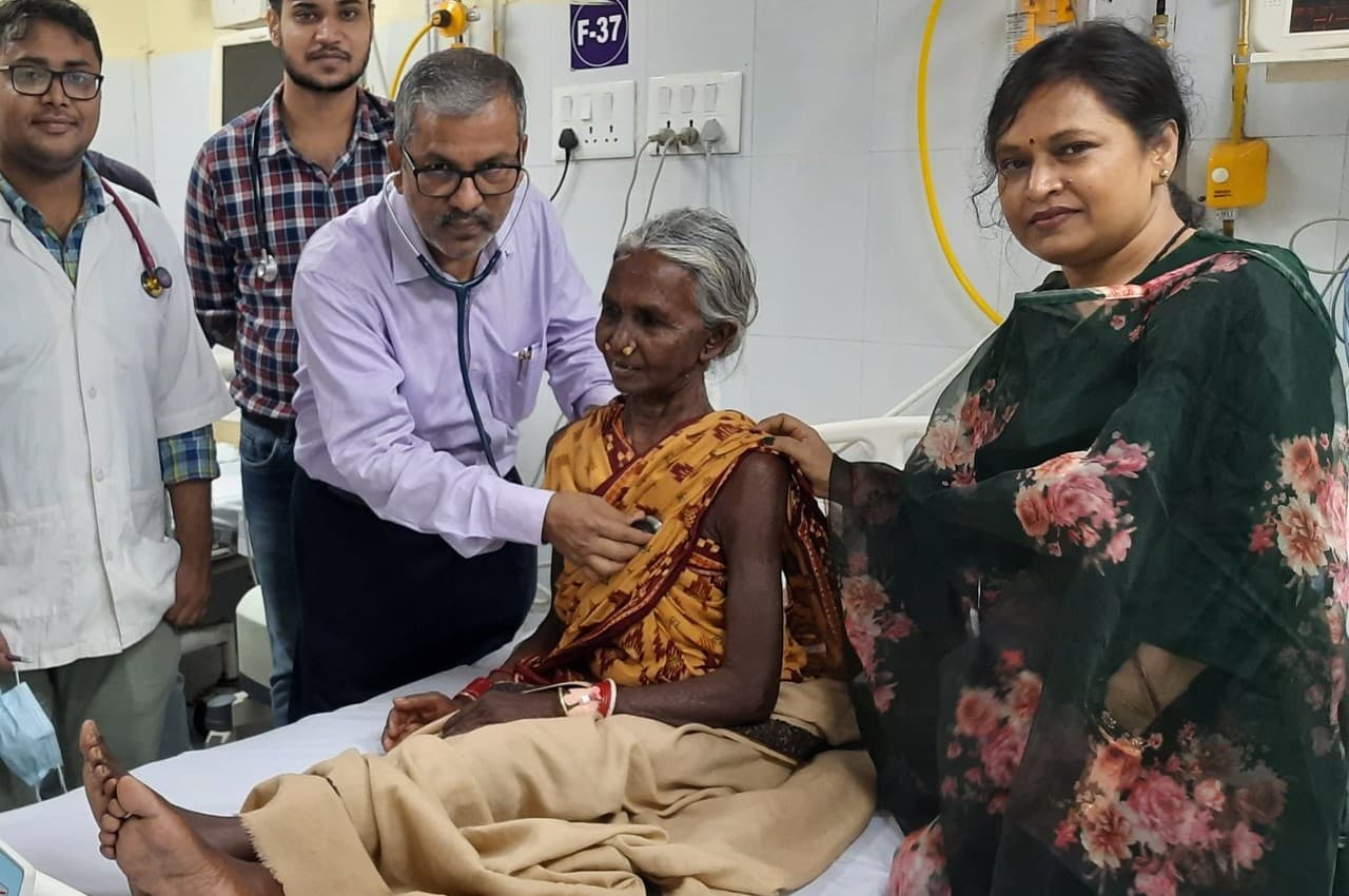Odisha: पद्म श्री से सम्मानित बीमार कमला पुजारी को डांस करने के लिए किया मजबूर, आदिवासी समाज भड़का