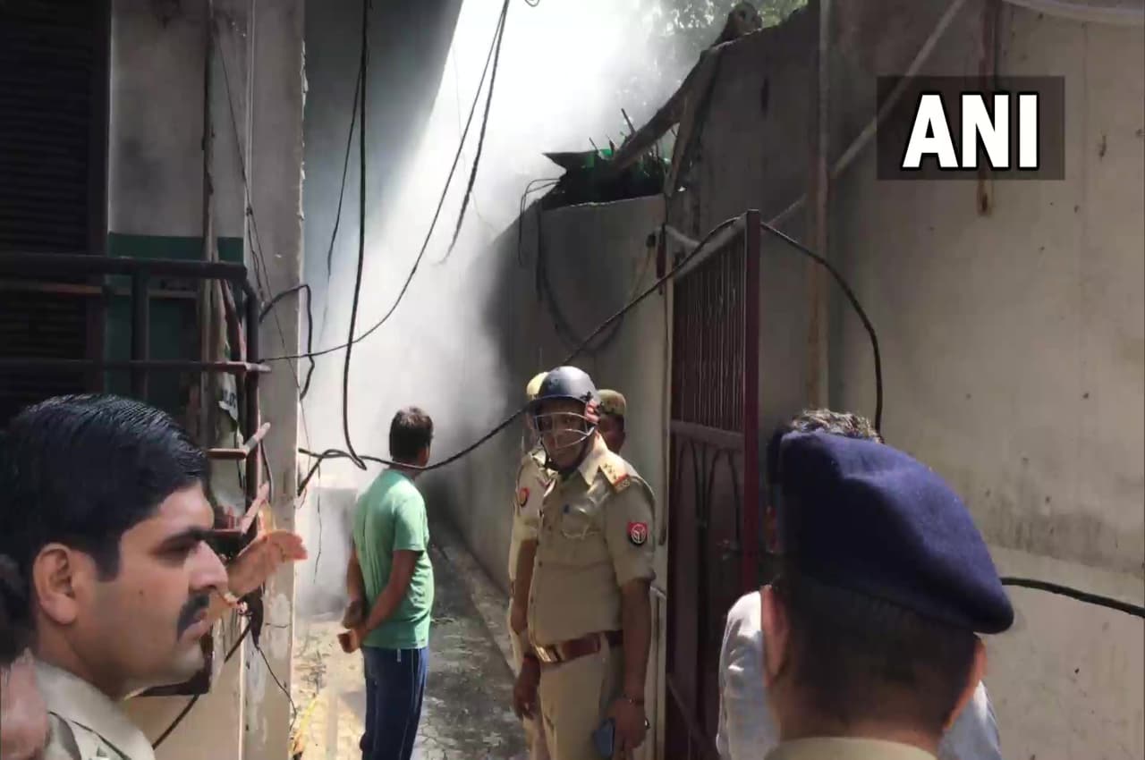 Kanpur News: पहली मंजिल पर लगी भीषण आग, दूसरी मंजिल पर पढ़ रहे थे 25 बच्चे, पुलिस ने ऐसे बचाई जान