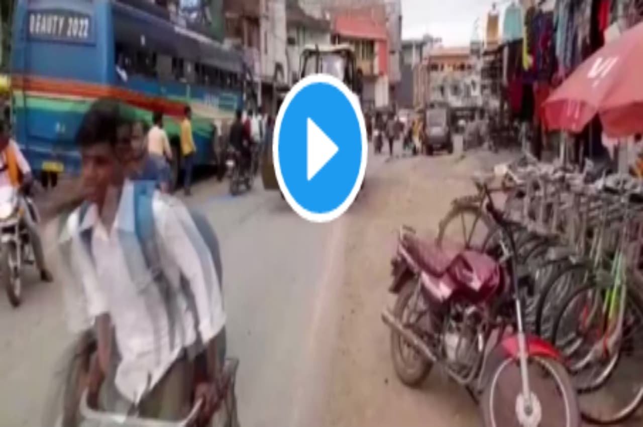 Video: मध्यप्रदेश में दुर्घटना में घायल को जेसीबी से पहुंचाया अस्पताल, देखिए