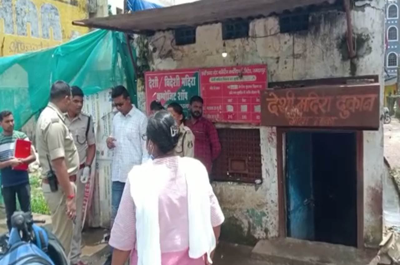 Chhattisgarh: सरकारी शराब की दुकान से लाखों की नगदी पार, CCTV की हार्डिस्क भी ले उड़े चोर