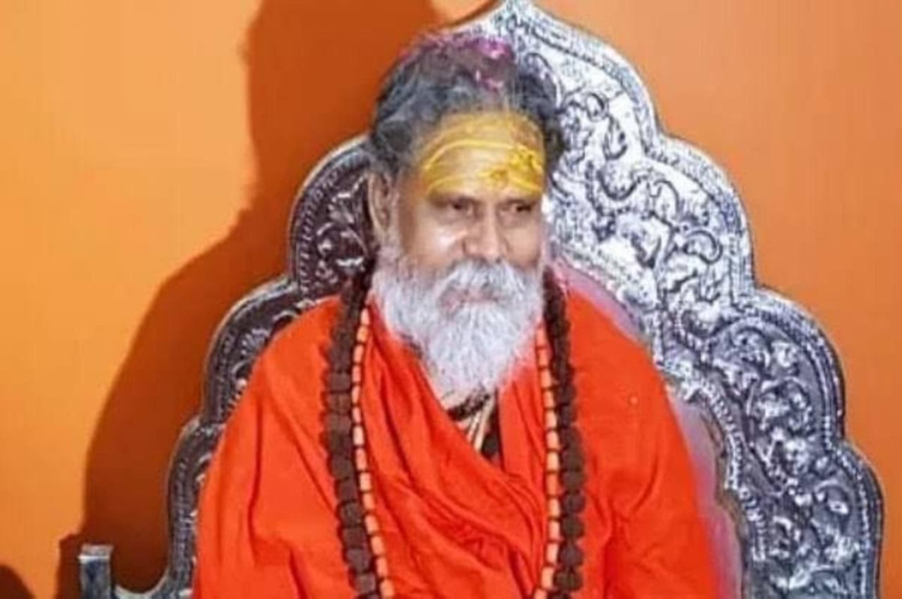 Prayagraj News: महंत नरेंद्र गिरि की मौत के बाद एक साल से सील कमरा खुला, निकला करोड़ों का खजाना