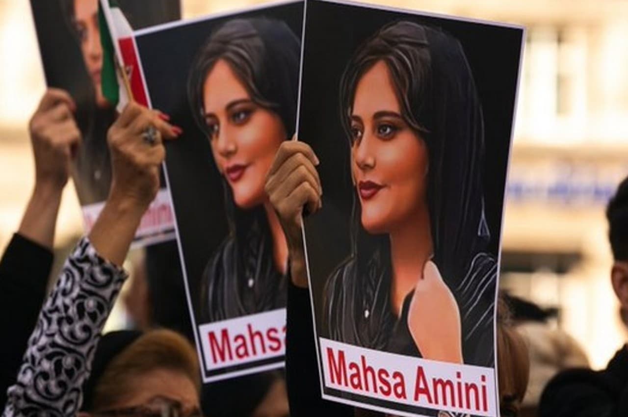 Mahsa Amini: लंदन में ईरानी दूतावास के बाहर प्रदर्शनकारियों की पुलिस से झड़प; कई घायल