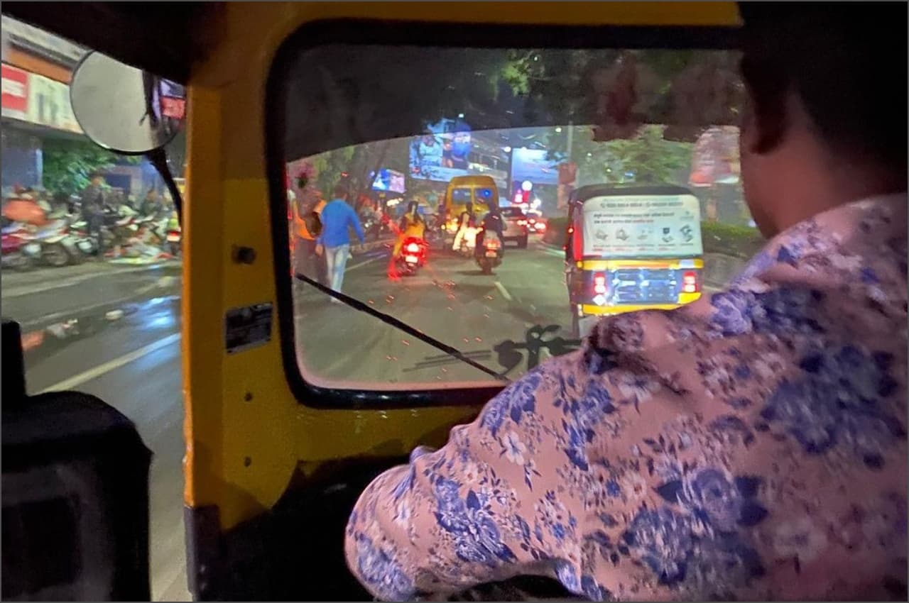 Viral News: मर्सिडीज बेंज के CEO ट्रैफिक में फंसे, फिर इस तरह पहुंचे मंजिल तक, हर कोई चौंका